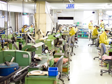 研磨職人による仕上げ作業